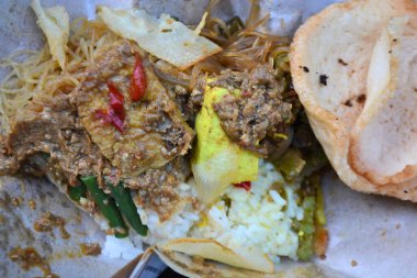 Tayland usulü körili yemek.