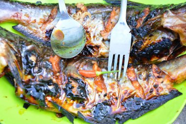 Soslu ve sebzeli ızgara balık.