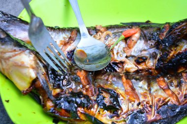 Izgara uskumru soslu ve ızgarada baharatlı.