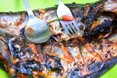 Sebze ve soslu ızgara balık.