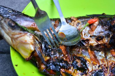 bir tavada kızarmış balık