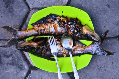 Kızarmış balık piyasada