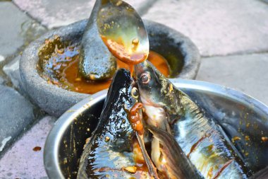 Markette ızgara balık.