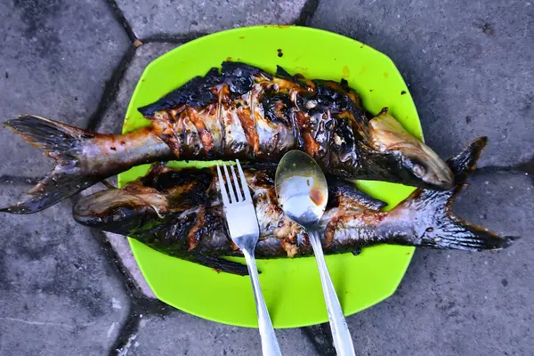 Kızarmış balık piyasada