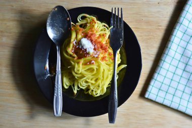 soslu ve çatallı spagetti beyaz arka planda bir tabakta
