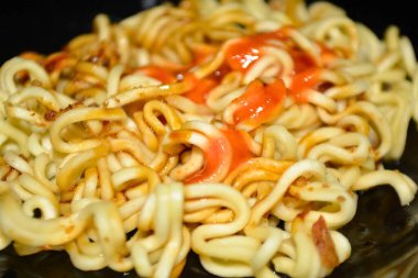 domatesli ve soğanlı makarna