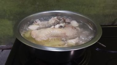 Tavada kızarmış tavuk pişirmek..