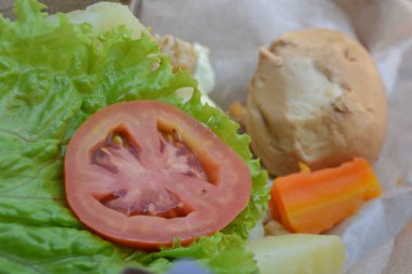 Beyaz arka planda taze sebze ve ekmek