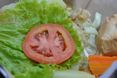 Marullu tavuk salatası, soğan, domates, marul ve tavuk. sağlıklı yiyecekler.