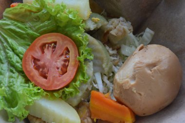 Tabakta taze ve sağlıklı sebzeler