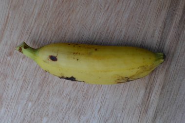 Tahta masada taze muz meyvesi