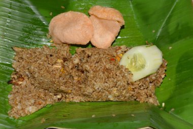 Hindistan cevizi ve muz yapraklı pilav, Tayland usulü.