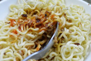 Tavuk ve sebzeli erişte.