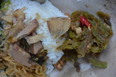 Domuz eti ve sebzeli kızarmış şehriye..