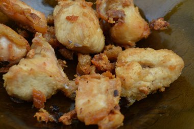 Tavada kızarmış tavuk.