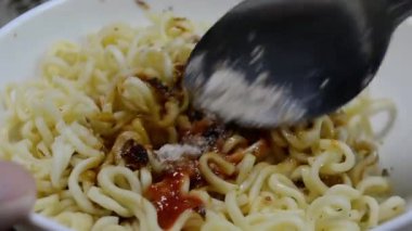 Etli ve sebzeli spagetti