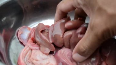 Bir tavuğa yemek hazırlama süreci.