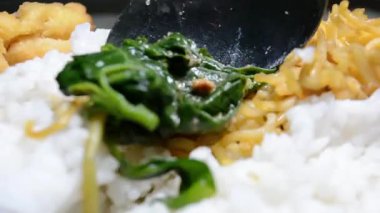 karides ve yumurtalı pilav.