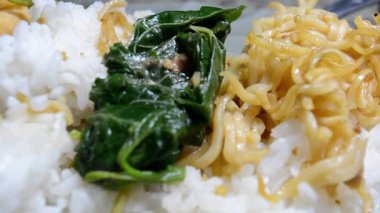 Tavuk ve sebzeli kızarmış pilav.