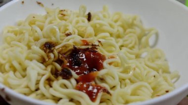 Siyah arka planda etli spagetti.