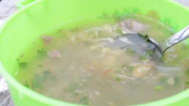 Tayland yemeği ünlü bir yemek çorbasıdır..