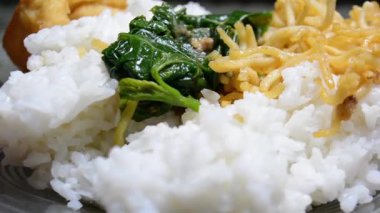 Kızarmış pirinç ve sebze ve baharat karıştırın.