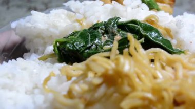 Sebzeli kızarmış şehriye, yakın çekim manzaralı.