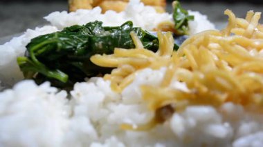 Tavuklu erişteyi kapat.