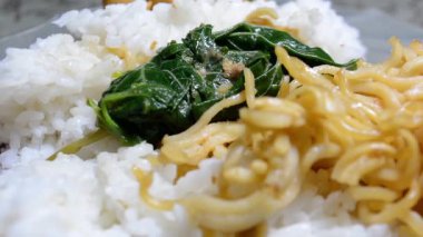 Domuz eti ve sebzeli kızarmış pirinç.