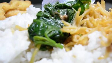 Pirinç Noodle ile tavuk