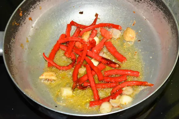 Sebzeli ve baharatlı kızarmış tavuk.