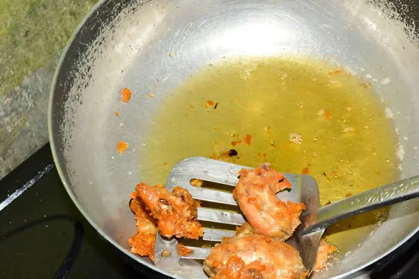 Tavada kızarmış tavuk.