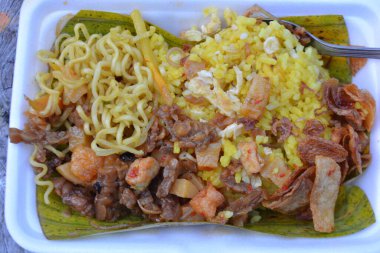 Domuz eti ve sebzeli kızarmış pirinç.