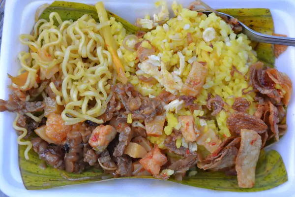 Asya yemeği ve erişte.