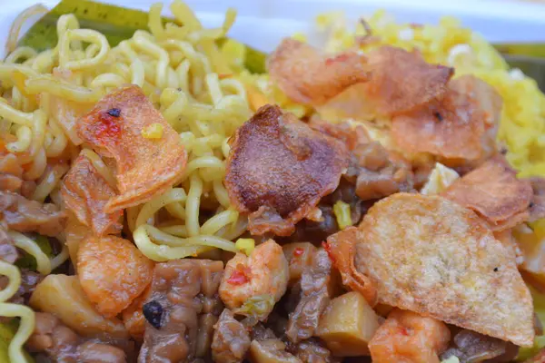 Tayland usulü erişte ve domuz eti.