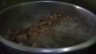 Mutfaktaki kızartma tavasına yakın çekim.