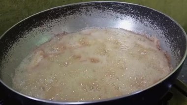 Mutfakta yemek yapmak.