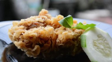 hindistan cevizi ve kalamar ile pilav.