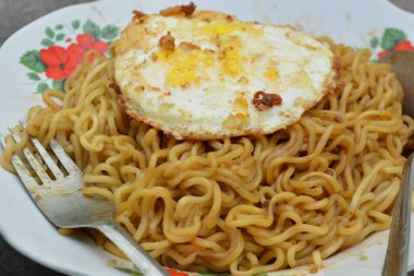 Tabakta kızarmış yumurtalı erişte.