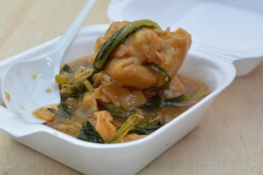 Restoranda Çin yemeği var.