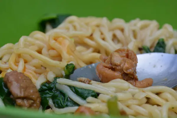 Domuz eti ve sebzeli hazır şehriye.