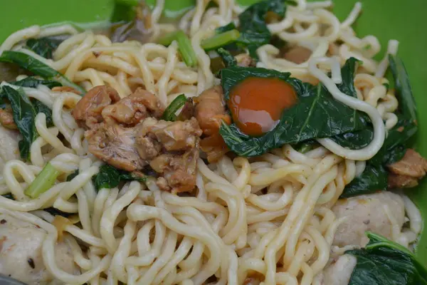 Tavuklu erişte, domuz eti ve yumurta..