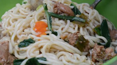 Kızarmış noodle pork ile