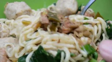 Çin eriştesini tavuk ve domuz etiyle kapat.