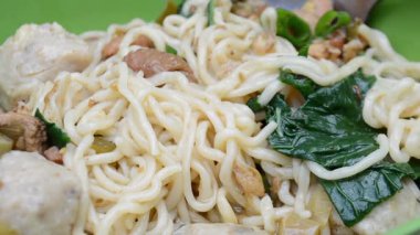 domuz eti ve sebze erişte