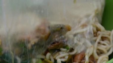 Domuz etli şehriye, baharatlı yemek.