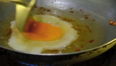 Tavada kızarmış yumurta.