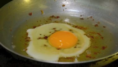 Tavada yumurta pişirmek.