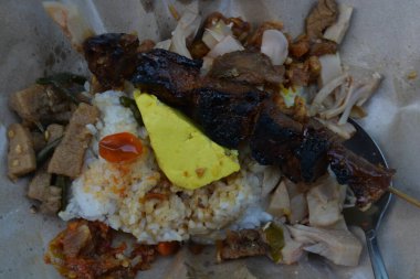 Kızarmış domuz eti pilav