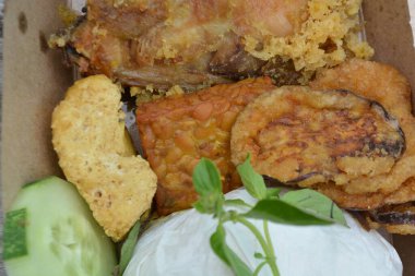 Pirinçli domuz ve domuz eti.